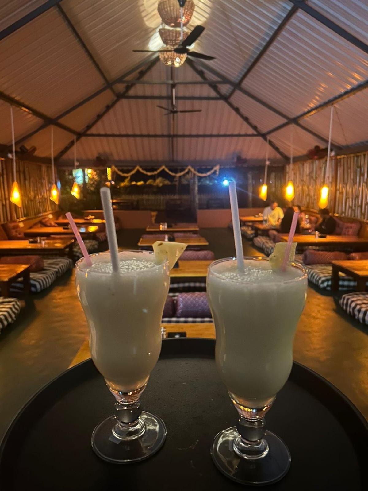Village & Tutti Cafe होटल *