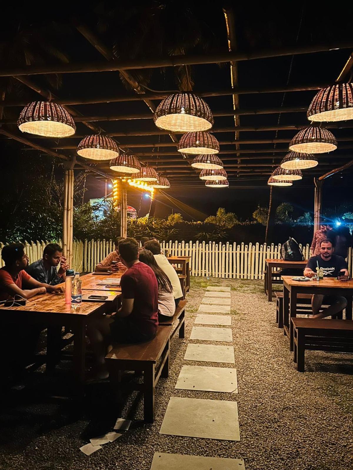 Village & Tutti Cafe होटल *