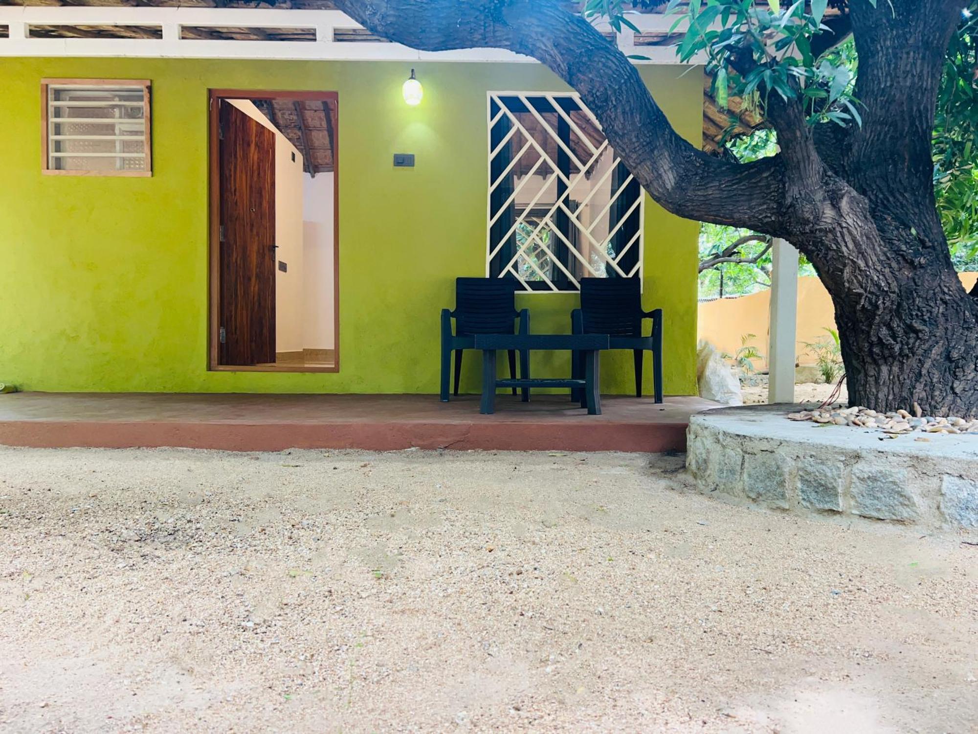 Village & Tutti Cafe होटल *
